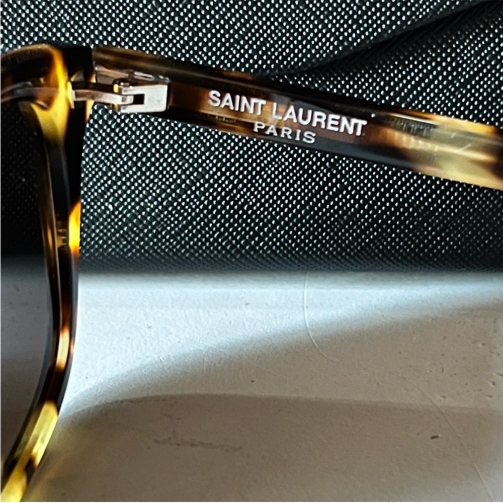 Saint Laurent tortoise shell sunglasses - Picture 5 of 7